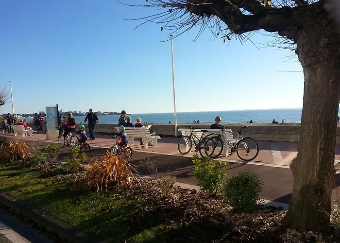 Les Charmettes Mobilhomes17 营地 4*